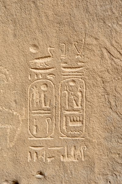 النَّقش الهيروغليفيُّ موجودٌ على صخرةٍ ثابتةٍ بالقرب من واحة تيماء، يحمل توقيعًا ملكيًّا (خرطوشٌ مزدوجٌ) للملك رمسيس الثَّالث أحد أشهر ملوك مصر الفرعونيَّة الَّذي حكم مصر بين (1192 – 1160) قبل الميلاد.