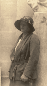 دوروثيا مينولا أليس بيت (1878-1951) عالمة حفريات مُعترف بها دوليًا لخبرتها في الثدييات الأحفورية.