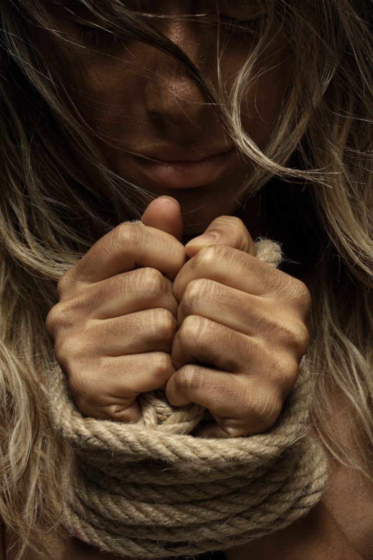 ما هي خرافات الاغتصاب وما أثرها في قضايا الاعتداءات الجنسية؟