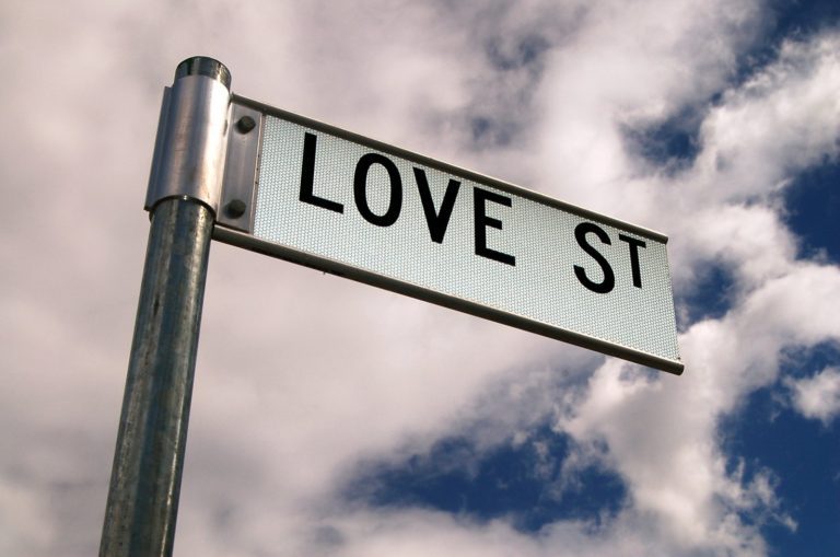 سيكولوجية الحب والرومانسية: ماذا يفعل الحب بِنا؟