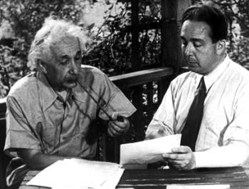 زيلر وأينشتاين أثناء كتابة الرسالة إلى الرئيس روزفلت. المصدر: https://www.atomicheritage.org/