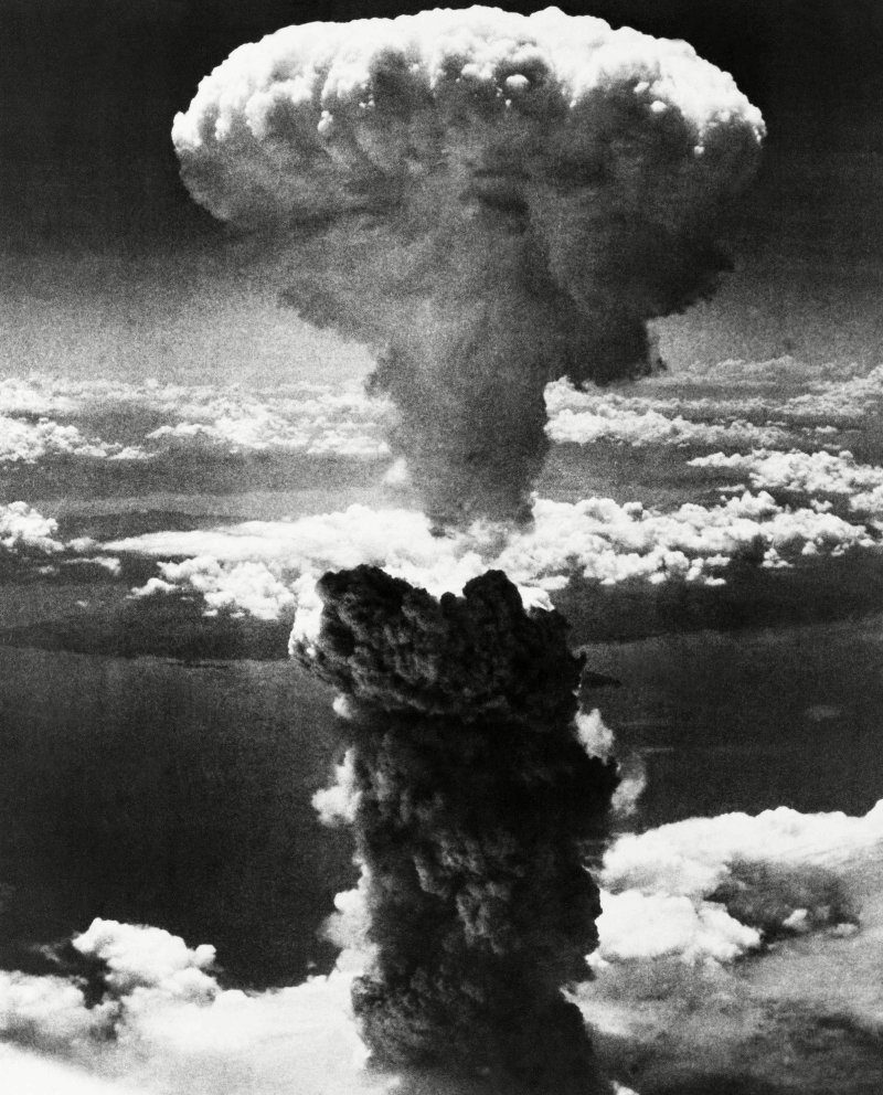القنبلة الذرية الأولى في التاريخ (الولد الصغير) تنفجر فوق مدينة هيروشيما اليابانية. المصدر: Time Magazine