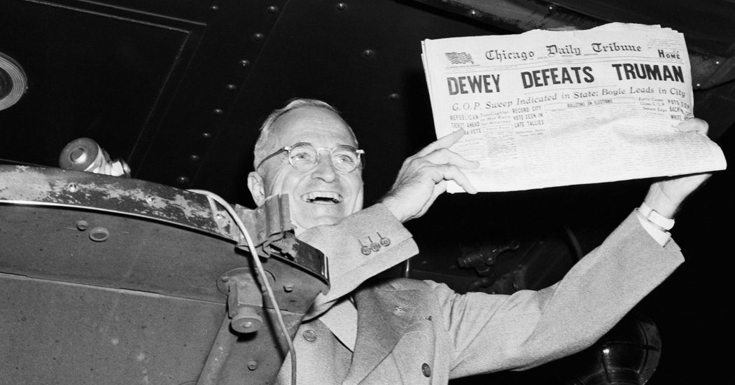 ترومان يمسك طبعة صحيفة شيكاغو تربيون عقب انتخابات الرئاسة الأمريكية.