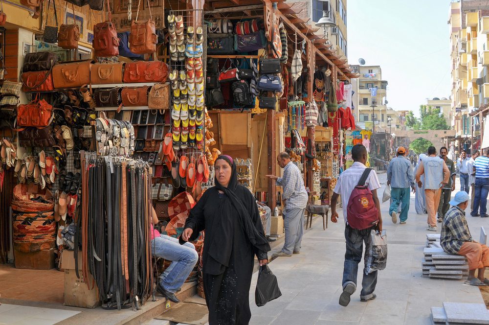 متسوقون يتجولون في السوق المركزي بأسوان جنوب مصر. صورة بواسطة: أولجا فاسليفا/شاترستوك