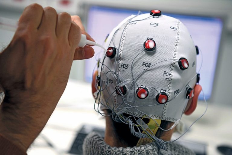 تقنية دمج الدماغ والحاسوب
