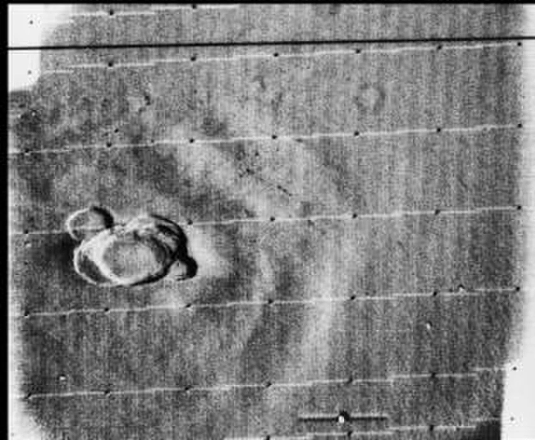 في صورة التقطت باكرًا في بعثة مارينر 9، يقف أوليمبوس مونس فوق العاصفة الترابية المريخية.