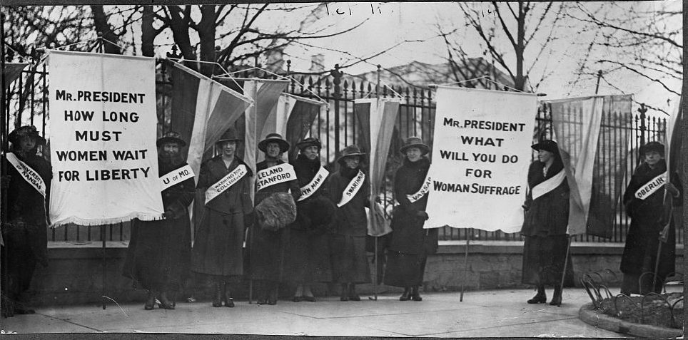 متظاهرات أمريكيات أمام البيت الأبيض في فبراير 1917. المصدر: موقع المتحف الوطني الأمريكي لتاريخ المراة.