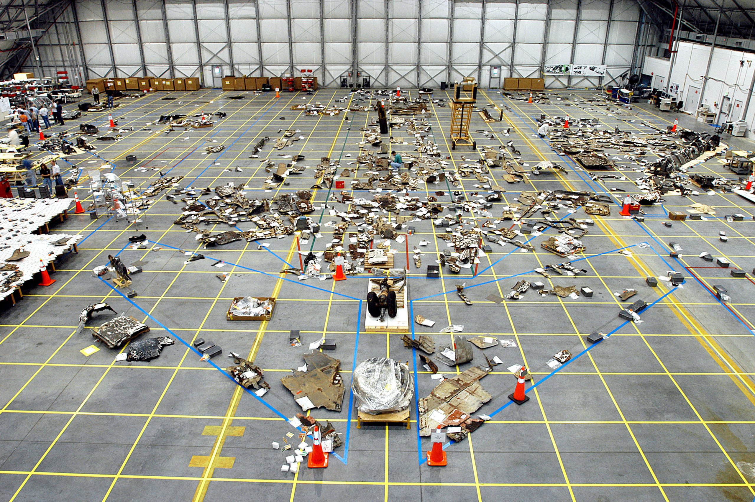  أجزاء من حطام مكوك الفضاء كولومبيا مخزنة في حظيرة في مركز كينيدي للفضاء التابع لناسا في فلوريدا خلال التحقيق في الحوادث