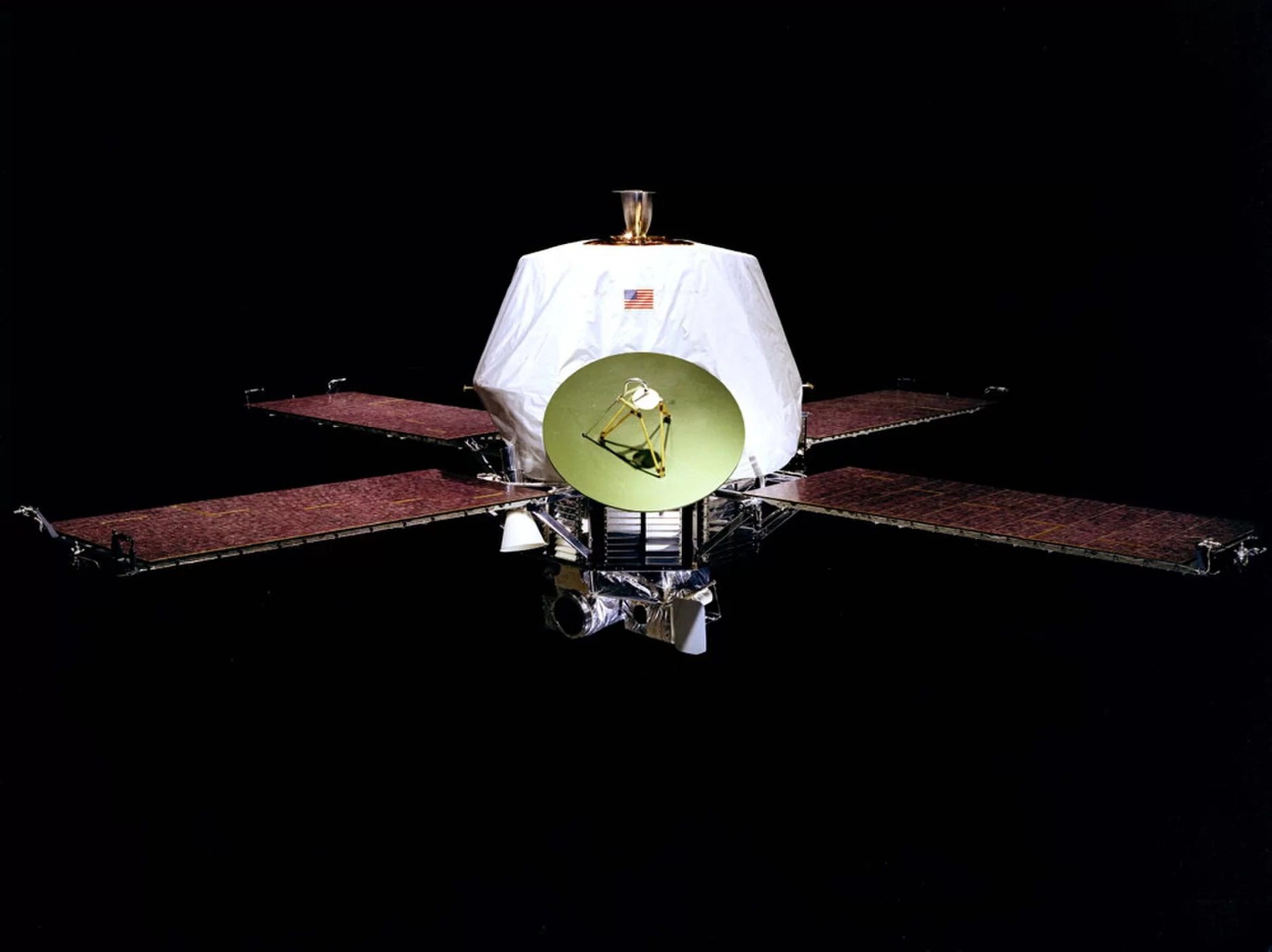 مارينر 9: أول مسبار يدور حول المريخ|. تُظهر هذه الصورة الخاصة بأوكشيا بالوس كوادراغل، التي التقطها مارينر 9، مساحة كبيرة من سطح مار.|في صورة التقطت باكرًا في بعثة مارينر 9، يقف أوليمبوس مونس فوق العاصفة الترابية المريخية.