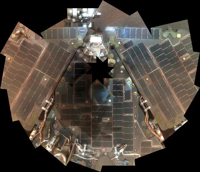 استخدم مستكشف المريخ الخاص بناسا أبورتيونيتي (Opportunity) كاميرته البانورامية بانكام (Pancam) أثناء دورتي البعثة 1282 و1284 (2 سبتمبر و4 سبتمبر 2007) لالتقاط الصور مجتمعة في هذه الصورة الفسيفسائية للمركبة. يحذف العرض المتجه إلى الأسفل السارية التي يتم تركيب الكاميرا عليها. المصدر: NASA/JPL-Caltech/Cornell