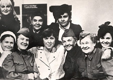 سفيتلانا أليكسييفيتش مع الجنديات السوفيّت.