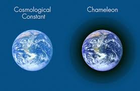 توضح الصورة الفرق بين تصور تأثير الطاقة المظلمة في نظرية الحرباء (على اليمين) حيث يختفي اللون الأزرق (مجال الكاميليون) حول المادة، وبين الطاقة المظلمة في مفهوم الثابت الكوني (على اليسار) حيث يظل اللون الأزرق كما هو.