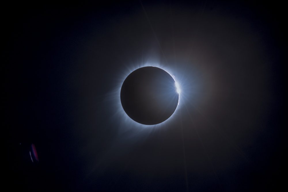 تظهر هالة الشمس (الكورورنا) خلال الكسوف، عندما تكون بقية الشمس مخفية عن الأنظار. [المصدر:NASA]
