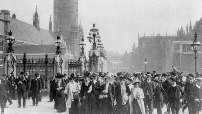 متظاهرات أمام مبنى البرلماني الإنجليزي للمطالبة بحق النساء في الاقتراع عام 1910 . المصدر: الموسوعة البريطانية.
