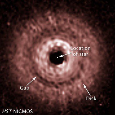 صورة ملتقطة بتليسكوب هابل الفضائي لاحد هذه الاقراص