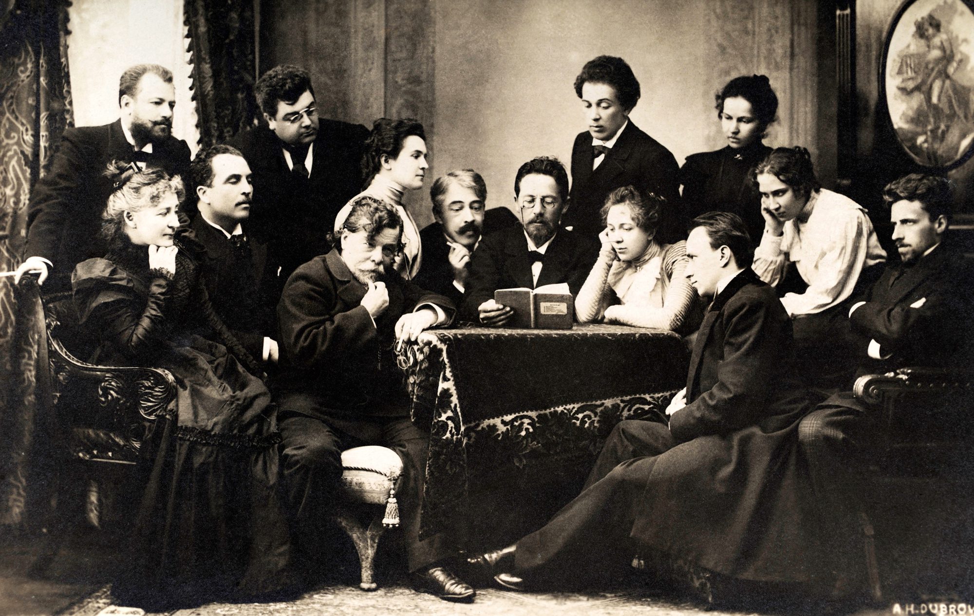 تشيخوف يقرأ مسرحيّة النّورس مع مجموعةٍ من ممثّلي المسرح.