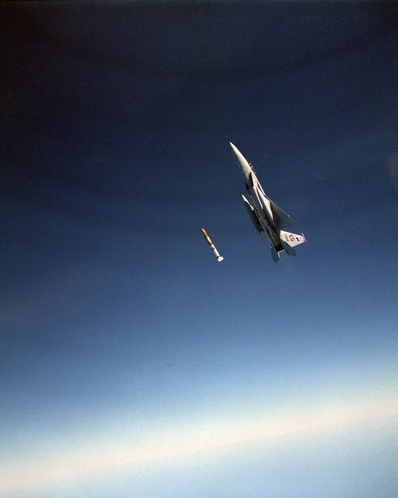 إطلاق صاروخ ASAT (مضاد للأقمار الصناعية) في 13 سبتمبر 1985 ، في ميدان اختبار الصواريخ في المحيط الهادئ ، كاليفورنيا. 