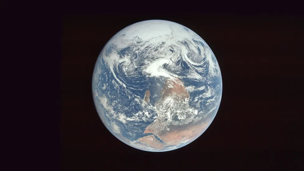 صورةٌ لكوكب الأرض قبل قلبها ليكون الشَّمال في الأعلى